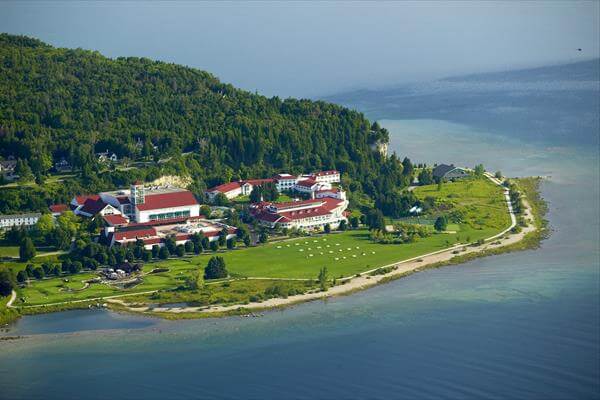 are dogs allowed on mackinac island michigan